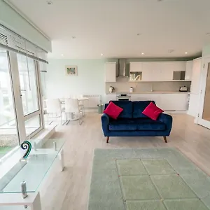 Luxurious Seaside Apartment